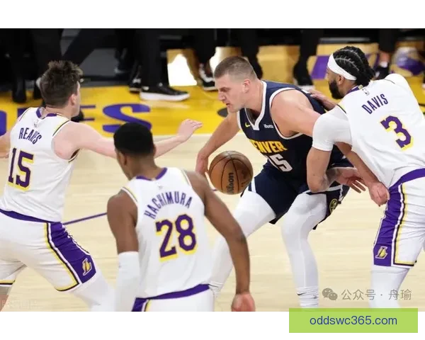 约基奇赛后穿小黄人拖鞋接受采访 曾化身格鲁角色展现幽默风采