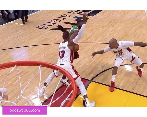 约翰-科林斯与大洛抢板时发生碰撞 已返回更衣室接受检查 约翰-科林斯与大洛抢板时发生碰撞 已返回更衣室接受检查